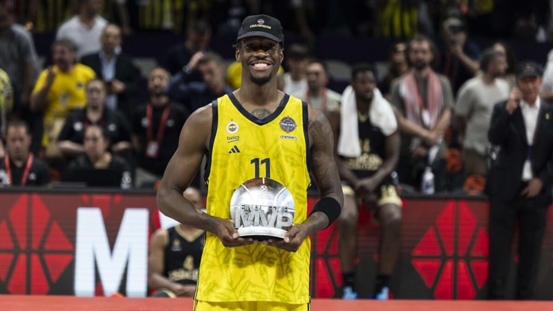 Nigel Hayes-Davis, kariyerine NBA'de devam edecek