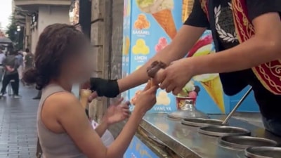 İstanbul'da kadın turiste külah oyunuyla taciz kamerada