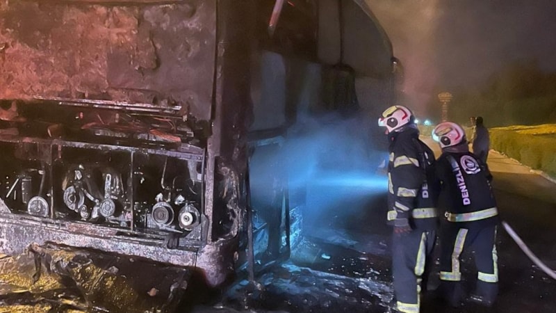 Denizli'de tur otobüsü alev alev yandı