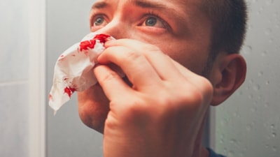 Yanlış burun sümkürme yöntemleri vücutta hasar bırakıyor