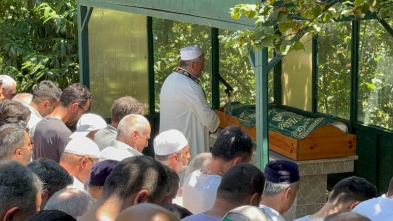 Kocaeli'de engelli kızını boğulmaktan kurtaran baba son yolculuğuna uğurlandı