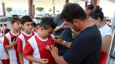 Emre Belözoğlu, kampta imza dağıttı