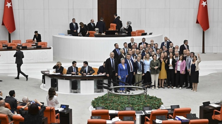 CHP'liler TBMM'de kürsüyü işgal etti