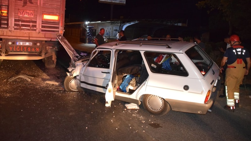 Manisa'da tıra çarpan otomobildeki 2 kişi yaralandı