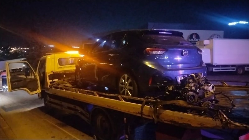 İstanbul'da kontrolden çıkan otomobil fabrika duvarına çarptı: 2 yaralı