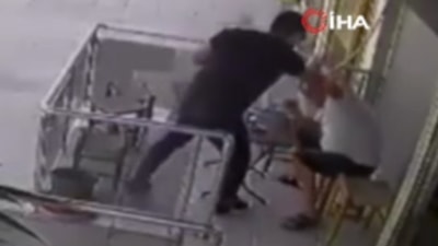 İstanbul'da kahvehanede silahlı gasp kamerada