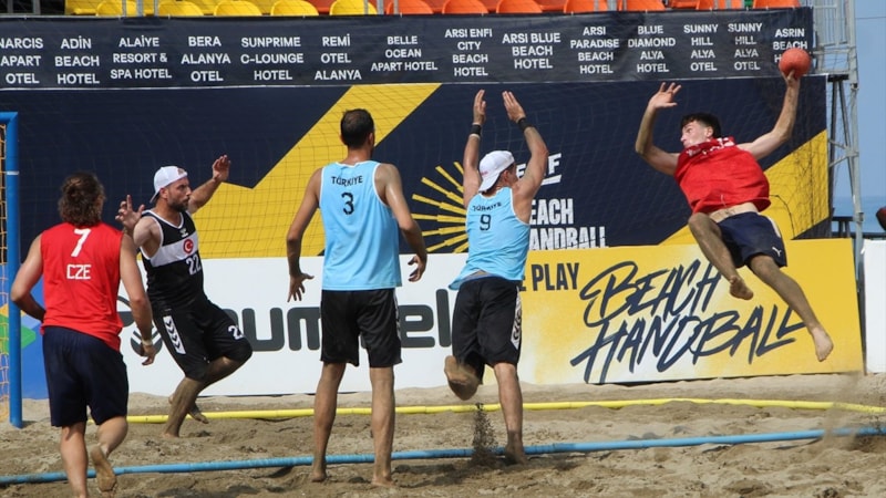 EHF Avrupa Plaj Hentbolu Şampiyonası Antalya'da sürüyor