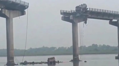 Hindistan'da köprü çöktü, 4 araç nehre düştü: 9 ölü