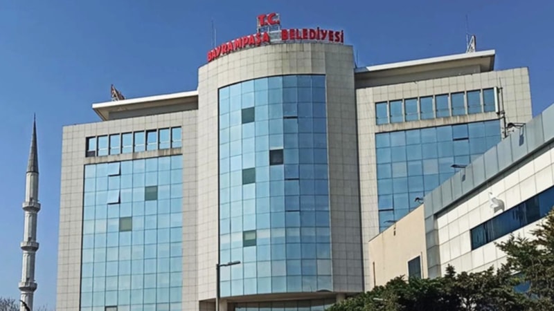 Bayrampaşa Belediye'nde iki CHP'li meclis üyesi istifa ettiklerini duyurdu