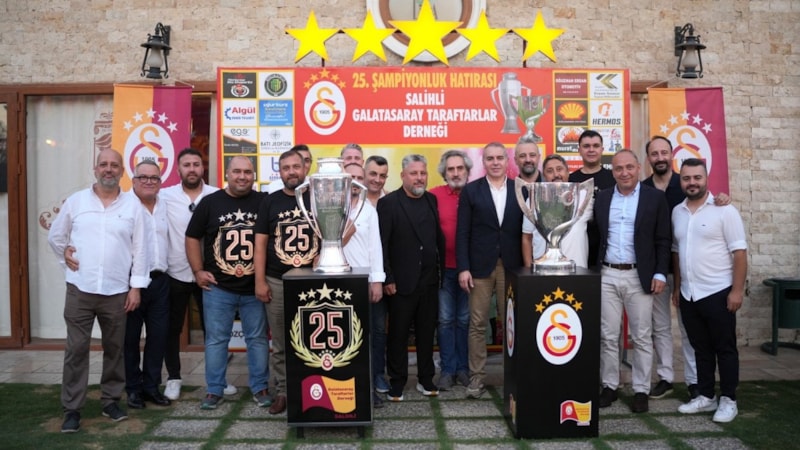 Manisa'da Galatasaraylılardan çifte kupalı kutlama