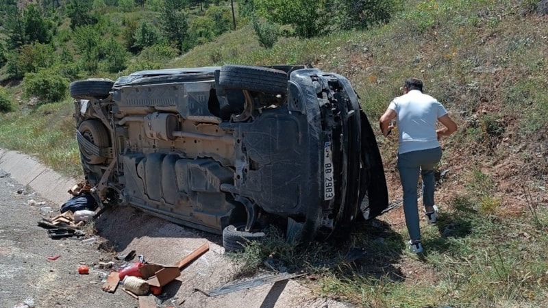 Gümüşhane'de menfeze çarpan araç takla attı: 3 yaralı