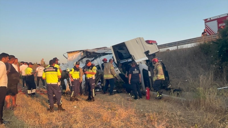Kuzey Marmara Otoyolu'nda tır devrildi: 2 ölü