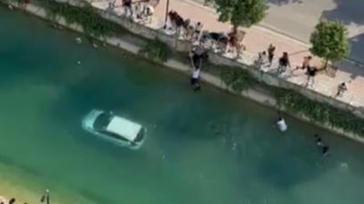 Adana'da sulama kanalına düşen otomobilin sürücüsü son anda kurtarıldı