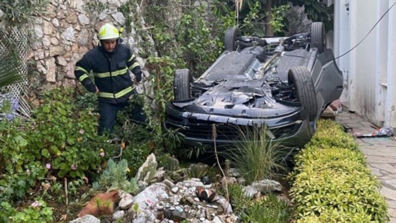 Muğla'da otomobil, evin bahçesine uçtu: 1 ölü 4 yaralı