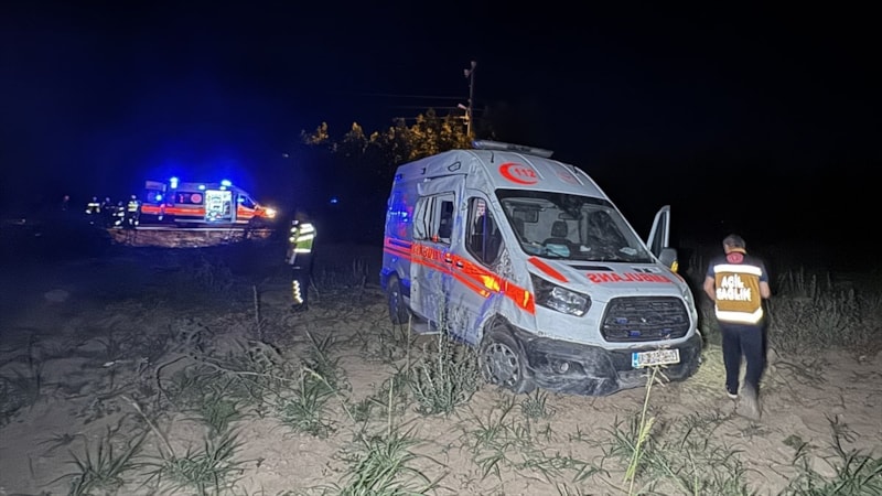 Elazığ'da şarampole uçan ambulanstaki 2 kişi yaralandı