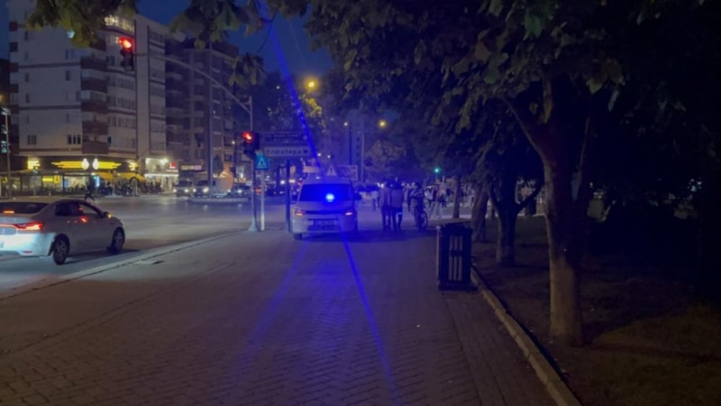 Eskişehir'de kız arkadaşıyla yürüyen genç bacağından vuruldu