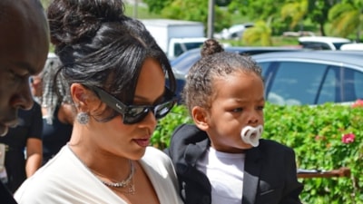 Rihanna babasının cenazesinde