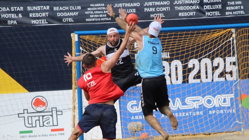 EHF Avrupa Plaj Hentbolu Şampiyonası'nın heyecanı Antalya'da yaşanıyor