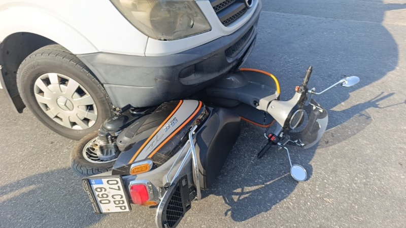 Antalya'da bisiklet sürücüsü minibüsün altında kalmaktan kıl payı kurtuldu