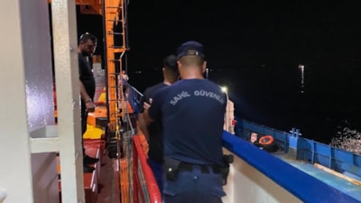 Gemide saklanarak yurt dışına kaçmak isteyen göçmenler kaptanın ihbarıyla yakalandı