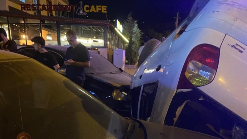 Elazığ’da sürücüsünün hakimiyetini kaybeden otomobil takla atttı