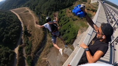 Adrenalin tutkunu grup 86 metrelik viyadükten atladı