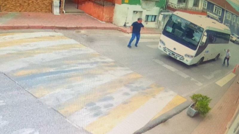 Kocaeli'de yaşlı adam minibüsün altında kaldı