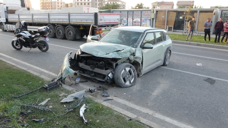Malatya'da araç, kontrolden çıkıp refüje çarptı