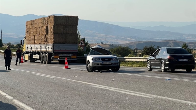 Çorum'da yolcu minibüsü ile otomobil çarpıştı: 11 yaralı
