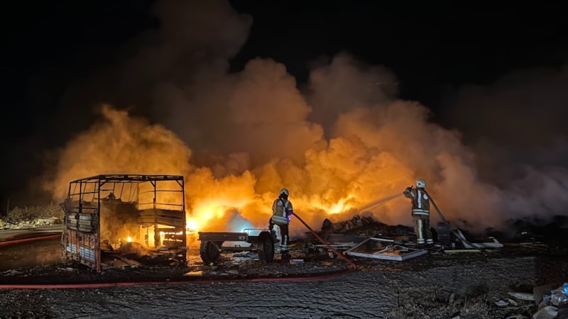 İstanbul Eyüpsultan'da alevler geceyi aydınlattı