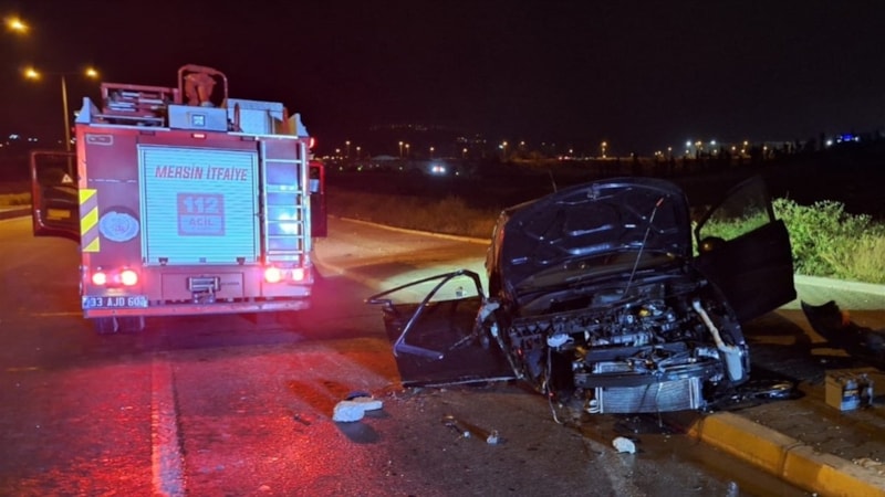 Mersin'de otomobil refüje çarptı: 2 yaralı