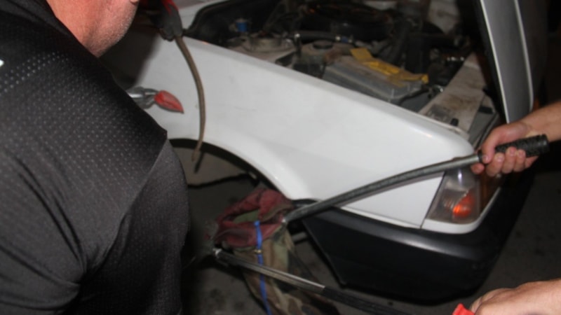 Konya’da otomobilin jantına girerek sıkışan yılanı itfaiye çıkardı