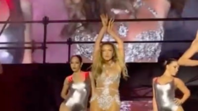 Hadise sahnede duş aldı