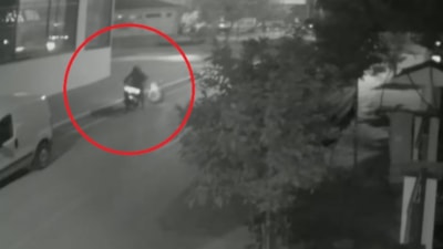 Adana'da motosikletli kapkaççılar kadını yerde sürükleyip, çantasını gasbetti