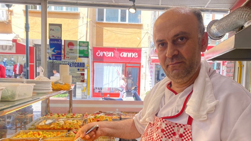 Eskişehir'de sıcaktan bunalan aşçıdan ilginç çözüm