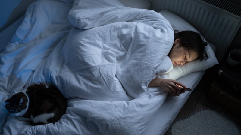 Gece telefonla uyumamanız için 5 kritik neden
