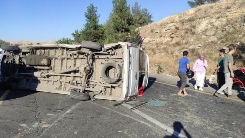 Şanlıurfa'da otomobille işçi servisi çarpıştı: 12 yaralı