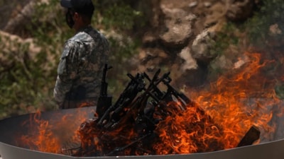 Terör örgütü PKK'lı ilk grubun silahlarını yakması dünya basınında