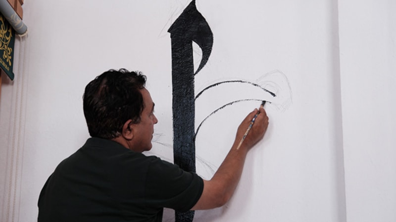 Gönüllü nakkaş, Van'da 20 caminin duvarlarını süsledi