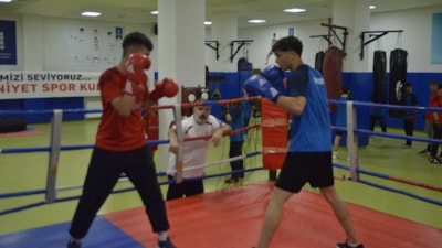 Bursa'da çocuklar ve gençler, Emniyet Boks Kulübünün ringinden dünyaya açılıyor