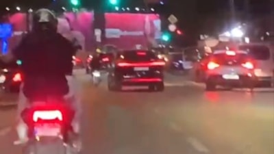 İstanbul'da motosiklet sürücüsünün tehlikeli yolculuğu kayda alındı