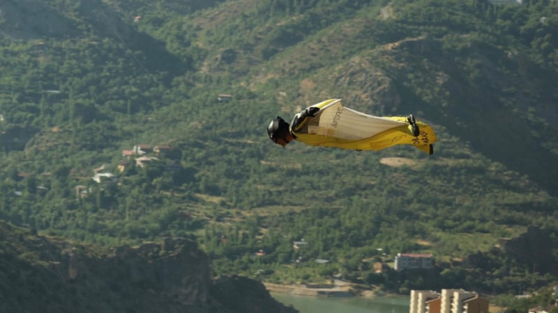Erzincan'da 220 kilometre hıza ulaşan wingsuit atlayışı
