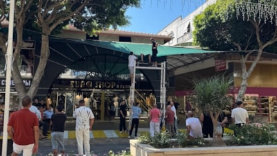 Antalya'da ikinci kattaki evinin balkonundan düştü: Tente hayatını kurtardı