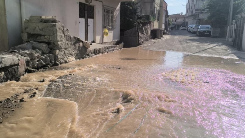 Kurtalan'da içme suyu hattı patladı: Çarşıyı su bastı
