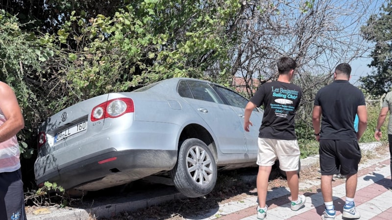 Antalya'da otomobil kaldırıma çıkıp asılı kaldı: Kazayı burunları bile kanamadan atlattılar