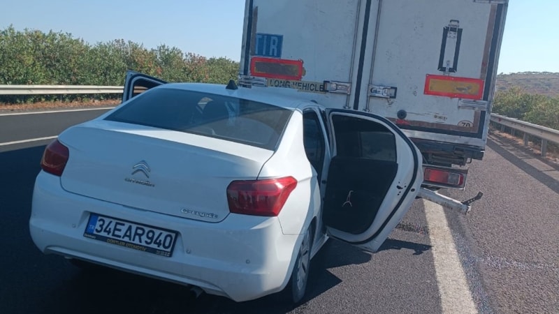 Şanlıurfa'da otomobil tırın altına girdi: Baba yaralandı, oğlu öldü
