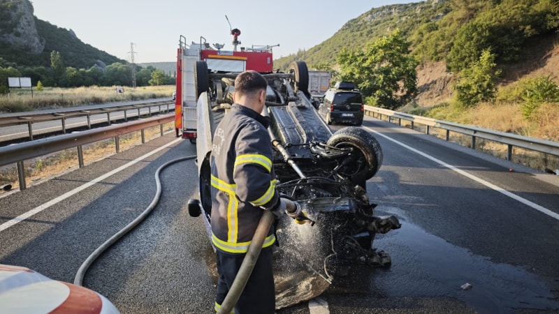 Bilecik'te otomobil beton bariyere çarptı