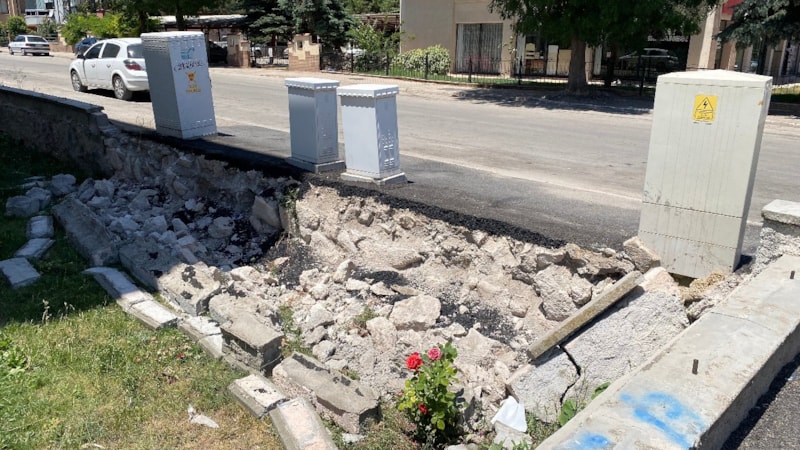 Eskişehir'de mahalleli, pazarcıların kamyonlarından şikayetçi