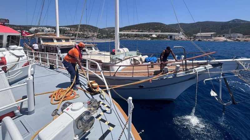 Muğla açıklarında su alan teknedeki 6 kişi kurtarıldı