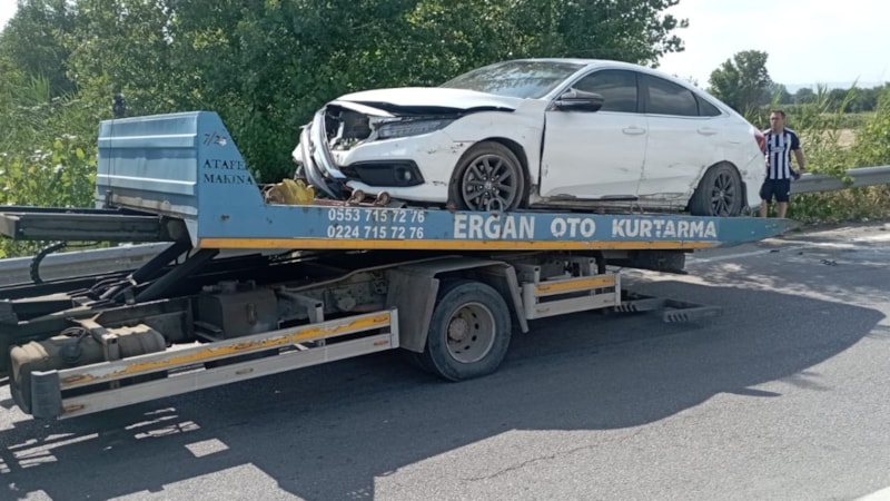 Bursa'da otomobil bariyere çarptı: 2'si çocuk 4 kişi yaralandı